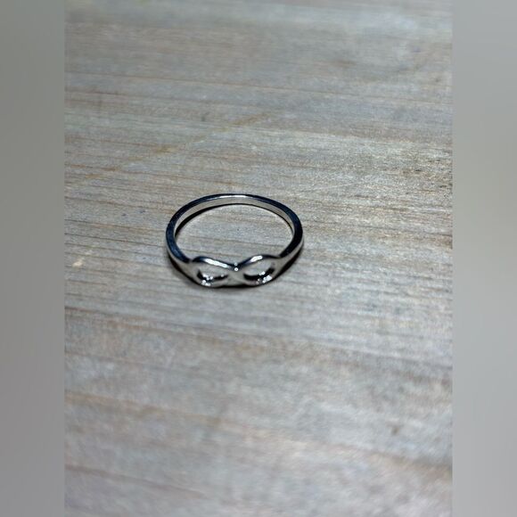 New! Infinity Silver Tone Ring Size 5.5 Costume Jewelry Hypoallergenic - Picture 4 of 5